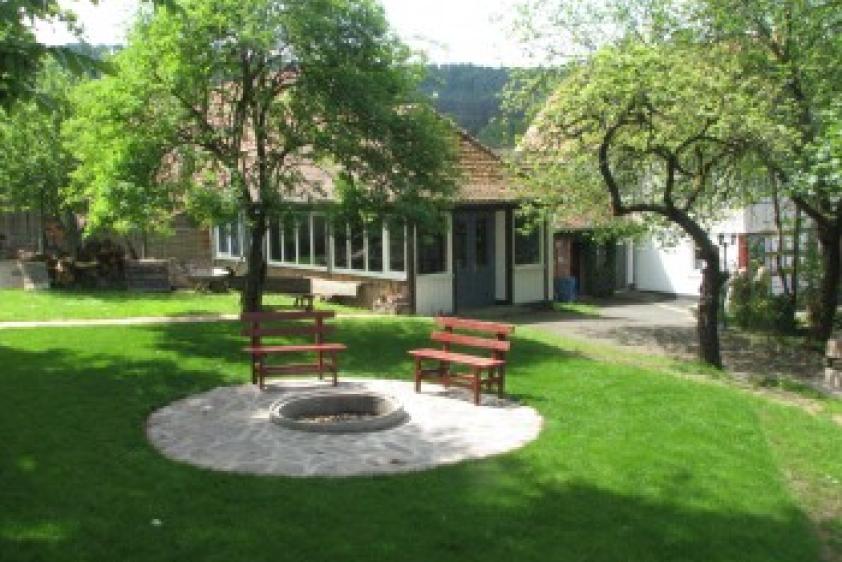 Spielwiese mit Grill-/Lagerfeuerplatz und Atelier