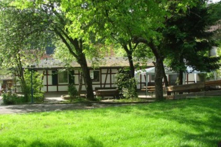 Vor der Spielhalle: der regengesch&uuml;tzter Innenhof
