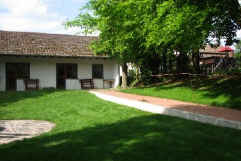 Befahrbarer Rollstuhlweg zur Terrasse und zum angrenzenden Kinderspielplatz