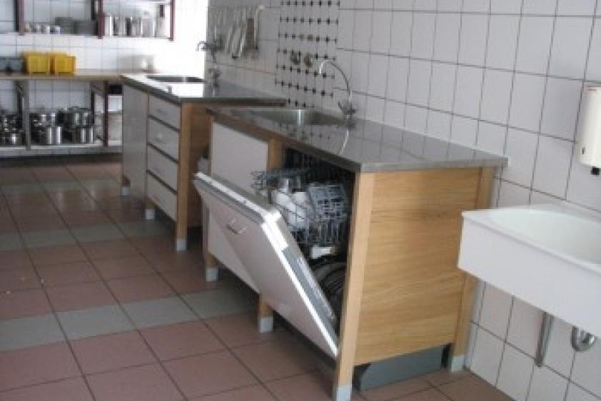 K&uuml;che mit 2 Sp&uuml;lbecken und Sp&uuml;lmachine