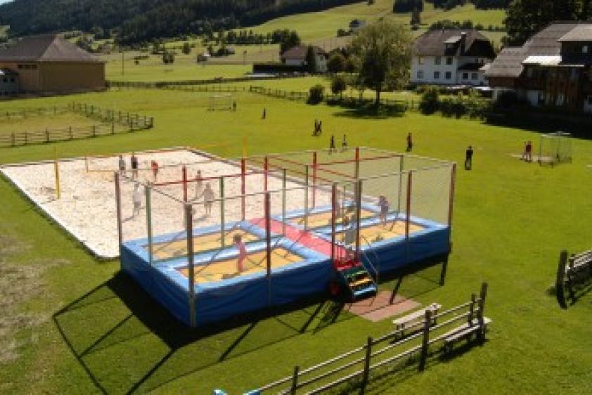 Beachvolleyballplatz und Riesentrampolin