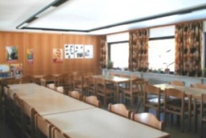 Der helle Speiseraum steht auch als Arbeits-, Aufenthaltsraum zur Verfügung.