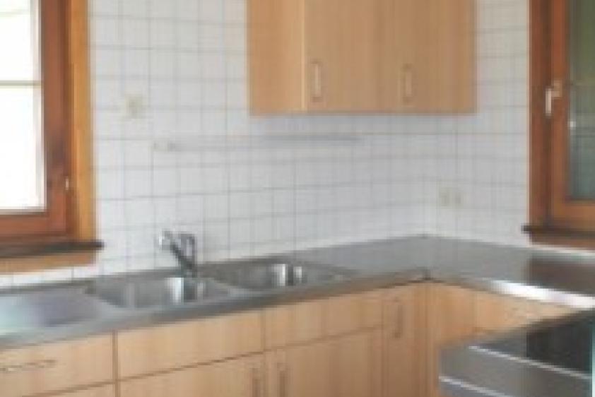 Die Küche mit modernem Ceranherd.