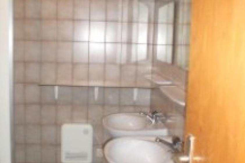 Einer der zwei Waschräume mit Duschen um die Ecke.