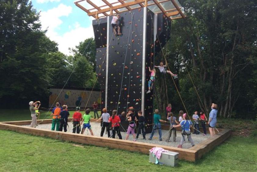 Kletterturm und Boulderwand