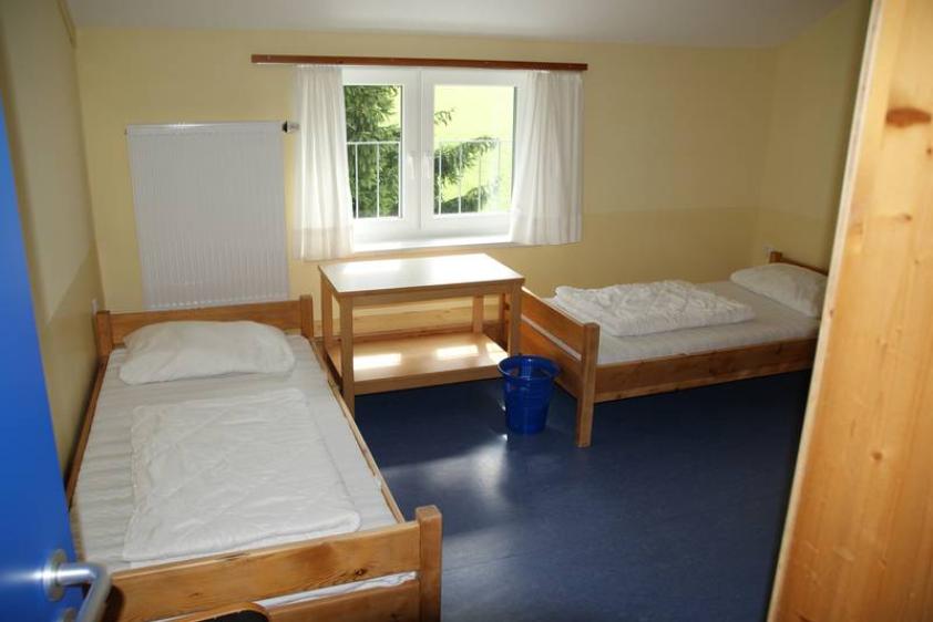 Zweibettzimmer mit Waschbecken
