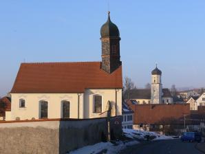 Ortsteil Hasenweiler mit der Kirche Pfarrkirche Mariä Geburt. Im Hintergrund die Friedhofskapelle.