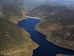 Die Talsperre Leibis mit dem Ort Unterweißbach