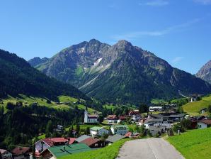 Blick auf Hirschegg und den Elfer (2387 m) und Zwölfer (2224 m)
