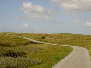 Der Fahrradweg zum Leuchtturm bei Hollum