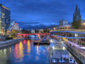 Die abendlich rot beleuchtete Schwedenbrücke