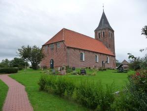 Itti, lizenziert CC BY-SA 3.0 Wikimedia Kirchhof von St. Stefanus in Westerhever
