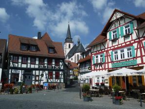 Historische Altstadt, hinten Kirche St. Ursula