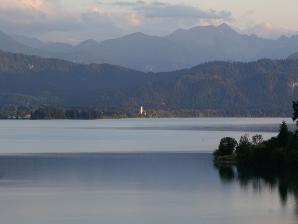 Forggensee mit der Kirche von Waltenhofen