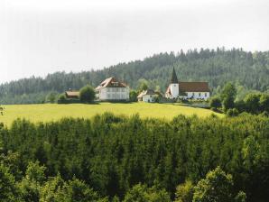 Blick auf die Filialkirche in Krailing