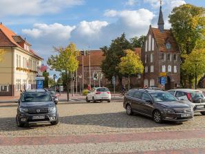 Rathausmarkt mit Rathaus, Kirche & Glockenturm