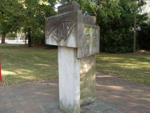 Gedenkstein Hans Grade vor dem Bahnhof