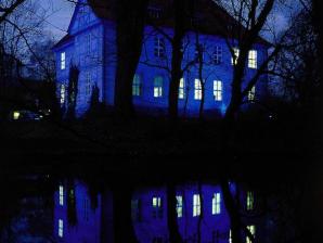 Lichtkunstskulptur „Das blaue Haus“ (Künstlerhaus)