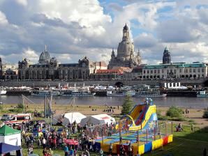Blick über die Elbe zur Brühlschen Terrasse