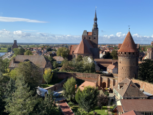 Blick vom Kapitelturm auf die Burg von Tangermünde 