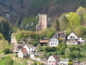 Blick auf die ortsnahe Burgruine Elmstein