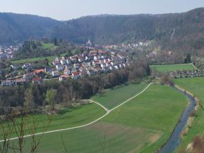 Harke, lizenziert CC BY-SA 3.0 Wikimedia Blick auf Blaubeuren und das Blautal