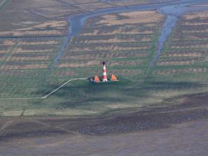 Walter Rademacher, lizenziert CC BY-SA 3.0 Wikimed Leuchtturm Westerheversand von oben