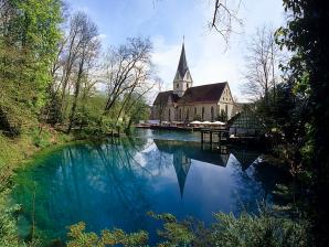 Florian Schott, lizenziert GFDL über Wikimedia Blautopf mit Kloster Blaubeuren