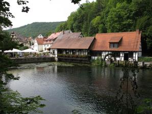 Misburg3014, lizenziert CC BY-SA 3.0 Wikimedia Blautopf Historisches Hammerwerk