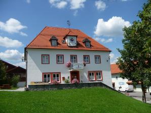 Tourist-Information auf dem Dorfplatz von Arrach