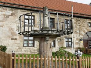 Schandpfahl (früherer Pranger) vor dem Rathaus