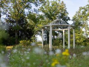 Offener Säulentempel in der historischen Anlage des Bispinghofs