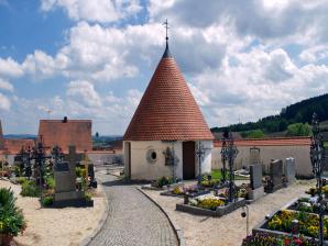 Romanische Kapelle (Karner) auf dem Friedhof