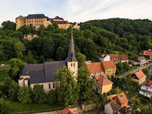 Bergkirche St. Bartholomäus, dahinter das Schloss