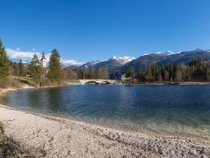 Zahlreiche Kiesstrände laden zum Baden ein.
