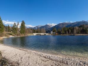 Zahlreiche Kiesstrände laden zum Baden ein.