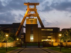 Der beleuchtete Förderturm der Zeche Zollverein