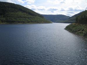 Blick von der Mauerkrone auf den Stausee