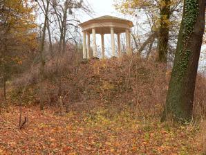 Teetempel auf künstlichem Hügel im Landschaftspark