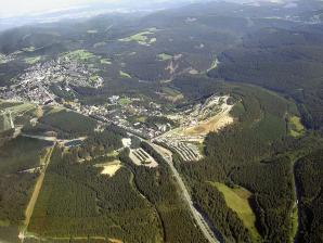 Luftbild von Winterberg mit Berg Kappe (rechts)