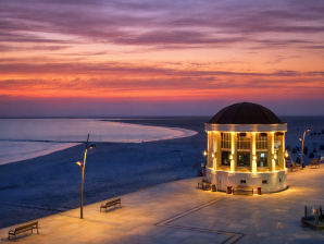 Musikpavillon an der Strandpromenade in der Abenddämmerung 