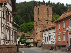 Appenthal, ein Ortsteil von Elmstein, mit der markanten Ruine einer Wallfahrtskirche aus dem 15. Jahrhundert