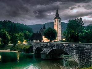 Panoramabild von der Kirche mit Steinbrücke