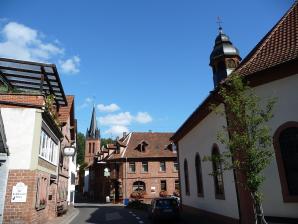 Blick auf die Protestantische Pfarrkirche, rechts die Kath. Kirche Mariä Heimsuchung.