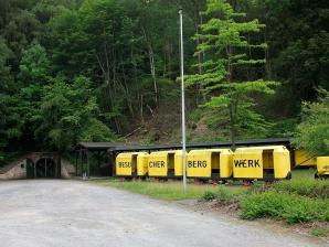 Eingang zum Kilianstollen mit Grubenbahn