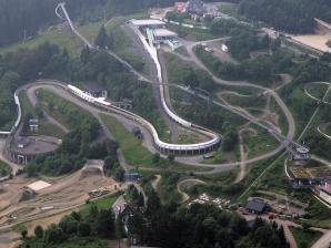 Luftbild der Bobbahn mit Panorama-Erlebnis-Brücke