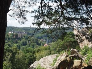 Teufelsmauer bei Blankenburg, dahinter das Schloss