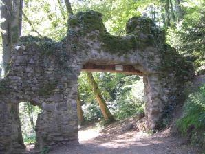 Flominator, lizenziert CC BY-SA 3.0 Wikimedia Ruine der Burg Wiesneck in Buchenbach
