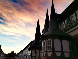 Altes Rathaus mit den markanten Türmchen im Abendlicht