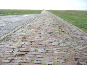 An-d, eigenes Werk, lizenziert CC BY-SA 3.0 Wikime Stockenstieg am Leuchtturm Westerheversand